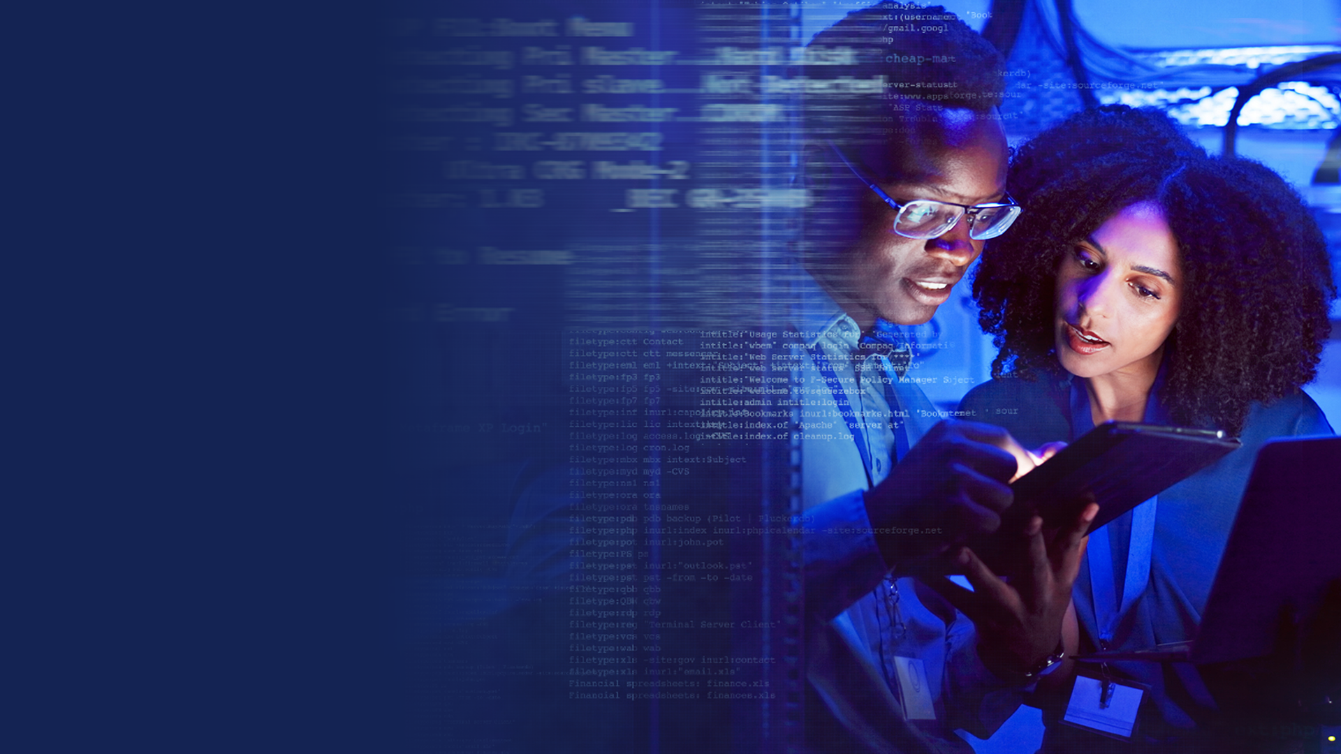 Especialistas Tripla analisando dados em data center com sobreposição de código